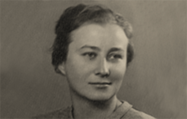 Czarno-białe zdjęcie portretowe Doroty Franaszkowej. Młoda kobieta ma łagodne rysy twarzy, wydatne kości policzkowe. Lekko uśmiech się i nie patrzy w stronę obiektywu. Ma spięte włosy.