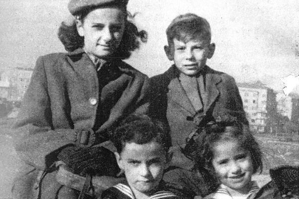 Niusia Horowitz-Karakulska, Roman Liebling (później Polański), Ryszard Horowitz i Roma Ligocka na Wawelu, Kraków, 1946, wł. Niusi Horowtiz-Karakulskiej