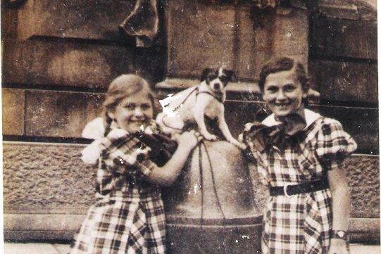 Rena i Halina Wohlfeiler z pieskiem Kropelką na Rynku Głównym, Kraków przed 1939, wł. prywatna